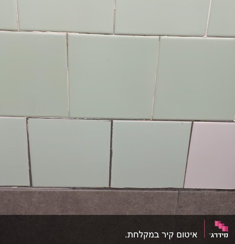 אריחי קרמיקה ירוקים על קיר חדר אמבטיה